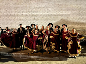 Grupo de Danzas de Ra&iacute;ces Sarandienses se present&oacute; anoche en fog&oacute;n en Semana Criolla del Prado