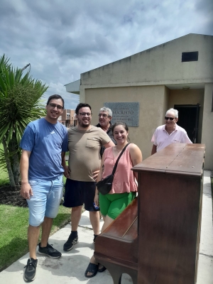 Un piano destinado a ense&ntilde;anza musical de N&uacute;cleo Sinf&oacute;nico de Sarand&iacute; Grande fue donado por Iglesia de Jesucristo de los Santos de los &Uacute;ltimos D&iacute;as