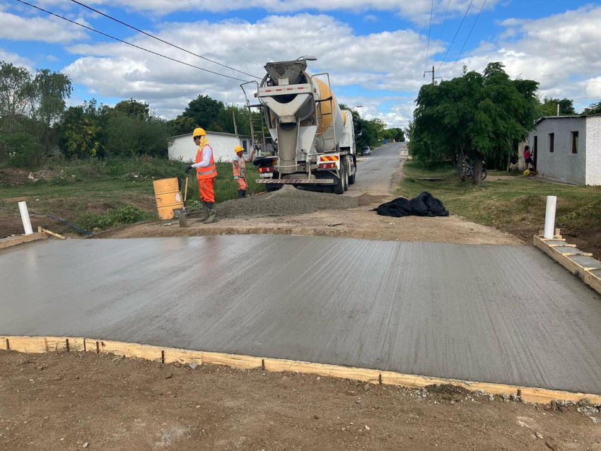 Finaliz&oacute; colocaci&oacute;n de hormig&oacute;n en puente del acceso a barrios Mevir 1 y 2 de Sarand&iacute; Grande