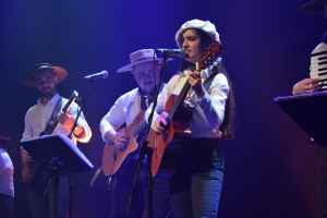 La artista de Sarand&iacute; Luc&iacute;a Chappe se present&oacute; en Sala Zitarrosa junto al ballet "Tierra Adentro"