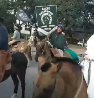 Ra&iacute;ces Sarandienses particip&oacute; hoy en desfile de caballer&iacute;a gaucha en Montevideo