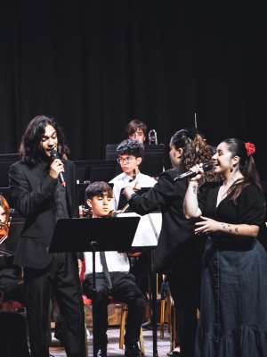 La artista Luc&iacute;a Aramburu particip&oacute; en Beat Sinf&oacute;nico con la Orquesta Juvenil de Florida