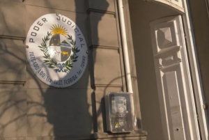 Un hombre cumple arresto domiciliario con tobillera por abusos contra una menor en Sarand&iacute; Grande