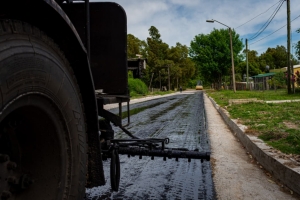Avanzan obras de bituminizaci&oacute;n y cord&oacute;n cuneta en calles de Sarand&iacute; Grande