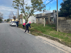 Descordonado y mantenimiento de espacios verdes cumpli&oacute; personal del Municipio de Sarand&iacute; Grande