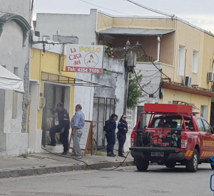 Bomberos extingui&oacute; r&aacute;pidamente incendio en poller&iacute;a en Sarand&iacute; Grande