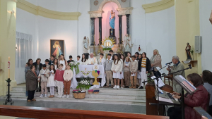 M&aacute;s de 20 ni&ntilde;os recibieron ayer la comuni&oacute;n en Sarand&iacute; Grande