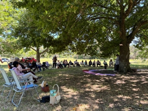 Uni 3 Sarand&iacute; Grande realiz&oacute; ba&ntilde;o de bosque como cierre de clases de yoga en Parque Tom&aacute;s Berreta