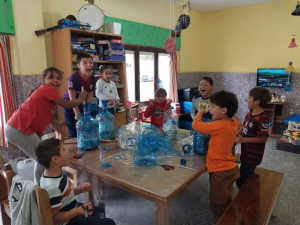 Club de Ni&ntilde;os de Sarand&iacute; Grande elabora eco bloques para un refugio animal e invita a la comunidad a sumarse
