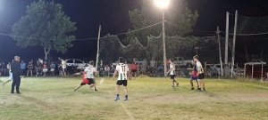 Dos nuevos partidos con gran marco de p&uacute;blico se celebraron ayer en Campeonato Nocturno "Ra&uacute;l Barreiro" en Pintado