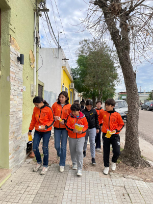 Ni&ntilde;os del Club "Nuestras Estrellitas" distribuyeron hoy folletos para promover seguridad vial en Sarand&iacute; Grande