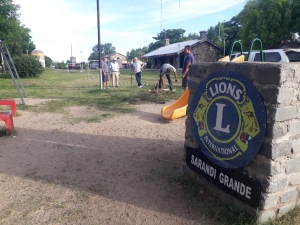 Nuevos juegos comenzaron a instalarse en plaza infantil de Avda. Artigas en Sarand&iacute; Grande