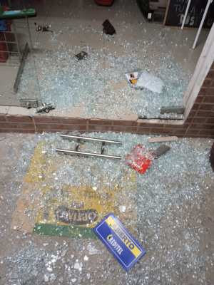 Ladrones da&ntilde;aron la puerta de blindex de un almac&eacute;n en Sarand&iacute; Grande