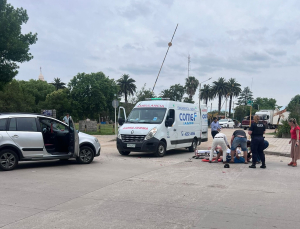 Motociclista lesionado en choque entre auto y moto en el centro de Sarand&iacute; Grande