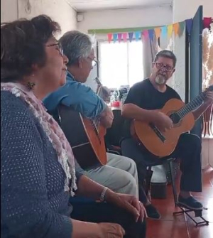 Hugo Cabeza y Luz Yurema Ram&iacute;rez cantaron "Canci&oacute;n de Villa Ferrer" en la Escuela 12 de &eacute;se lugar