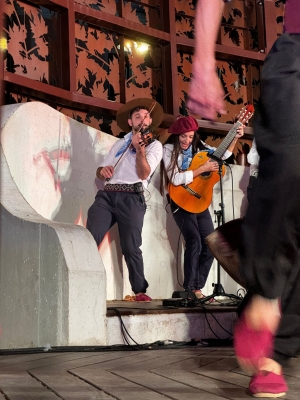 Artista Luc&iacute;a Chappe de Sarand&iacute; Grande cerr&oacute; gira internacional con espect&aacute;culo en Festival "FolkMon&ccedil;ao" en Portugal
