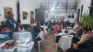 Taller para padres sobre violencia en el f&uacute;tbol brind&oacute; COMEF en club Barrio Vi&ntilde;a