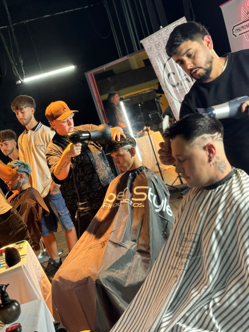 Veinte profesionales mostraron su talento en la Batalla de Barberos y Estilistas en Sarand&iacute; Grande