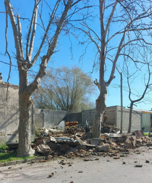 Se derrumb&oacute; una antigua construcci&oacute;n de Sarand&iacute; Grande declarada inhabitable