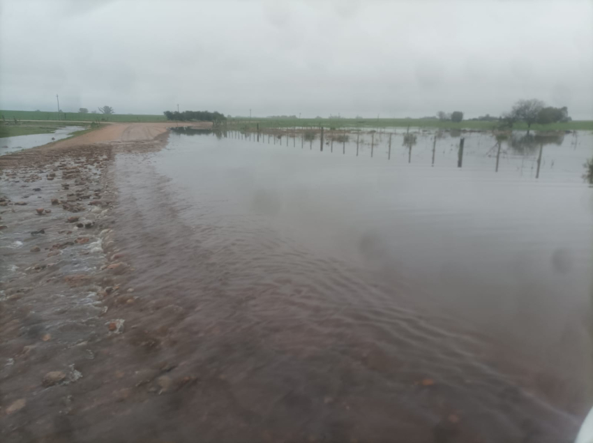 Alertan que Arroyo Sarand&iacute; est&aacute; fuera de cauce en Camino al Obelisco cerca de Sarand&iacute; Grande