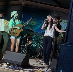 Folclorista Luc&iacute;a Chappe se present&oacute; anoche en Rancho de Piedra &ldquo;Juan Casal&aacute;s&rdquo; del Festival de Durazno e invit&oacute; al escenario a joven artista Luc&iacute;a Vi&ntilde;a