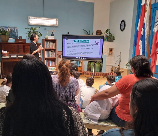 Charla sobre alimentación saludable se realizó en el marco del Día de la Alimentación en la Escuela N°113