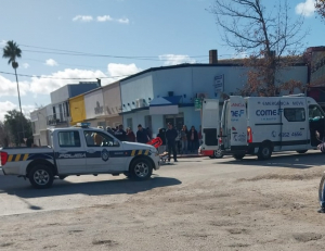Choque entre moto y camioneta hace instantes en Sarand&iacute; Grande