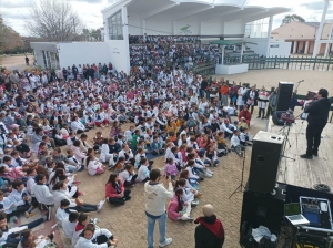 Ra&iacute;ces Sarandienses y la foclorista Luc&iacute;a Aramburu se presentaron en celebraci&oacute;n del D&iacute;a de la Educaci&oacute;n Rural