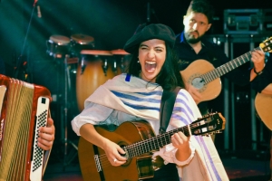 Artista de Sarand&iacute; Grande Luc&iacute;a Chappe se present&oacute; en la 40&ordf; Expo Paso de los Toros