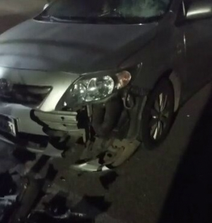 Un lesionado en choque entre moto y auto en Sarand&iacute; Grande