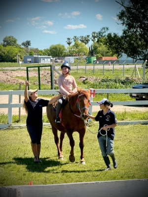 Centro de Equinoterapia de Sarand&iacute; Grande realiz&oacute; clase abierta con amplia participaci&oacute;n de p&uacute;blico