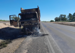 Cami&oacute;n incendiado en Ruta 5 qued&oacute; en el lugar en que tom&oacute; fuego