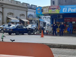 Choque entre moto y auto en el centro de Sarand&iacute; Grande
