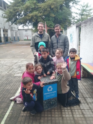 Equipo de Facundo Bracco recicl&oacute; carteler&iacute;a de campa&ntilde;a y cre&oacute; contenedores para centros educativos