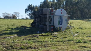 Cami&oacute;n cisterna volc&oacute; hoy en zona de Santo Domingo