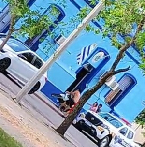 J&oacute;venes protagonizaron desorden frente a la comisar&iacute;a de Sarand&iacute; Grande tras incautaci&oacute;n de moto