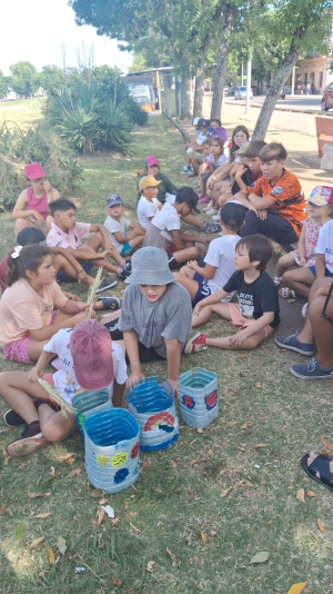 Ni&ntilde;os de "Escuelas de Verano" de Sarand&iacute; Grande colocaron recipientes para residuos y se refrescaron en "guerrilla" con agua