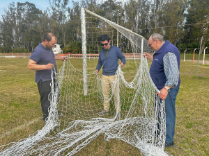 Intendencia de Florida entreg&oacute; hoy nuevas redes y camilla para el Estadio Batalla de Sarand&iacute; a Liga de F&uacute;tbol