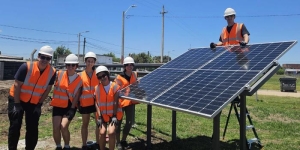 Estudiante de Sarand&iacute; Grande particip&oacute; en instalaci&oacute;n de sistema fotovoltaico en Liceo de Durazno