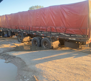 Dos camiones quedaron varados en &uacute;ltima semana por da&ntilde;os causados por lluvias en playa de estacionamiento en Sarand&iacute; Grande