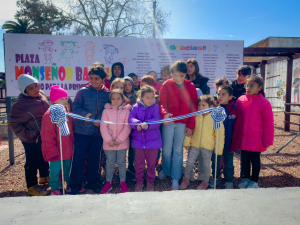 Los ni&ntilde;os cortaron las cintas en inauguraci&oacute;n de su nueva plaza en Sarand&iacute; Grande