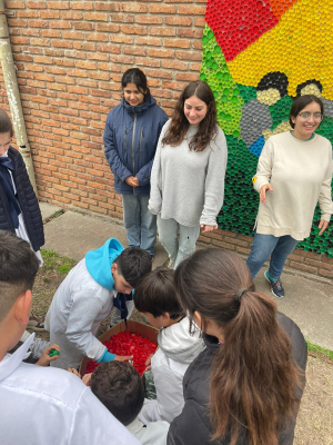 Alumnos de Escuela N&deg; 38 de Sarand&iacute; Grande visitaron hoy mural sobre la empat&iacute;a en Liceo Faustino Harrison