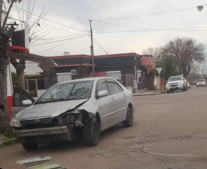 Dos autom&oacute;viles chocaron hace instantes en Sarand&iacute; Grande