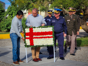 Intendente salud&oacute; a municipales en su d&iacute;a y coloc&oacute; ofrenda floral