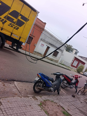 Cami&oacute;n embisti&oacute; cables frente al Municipio de Sarand&iacute; Grande