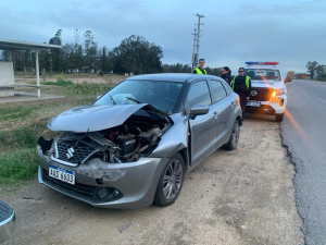 Autom&oacute;vil embisti&oacute; guardarrail en Ruta 5