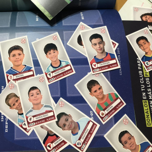 Sali&oacute; a la venta &aacute;lbum de baby f&uacute;tbol de Florida, que incluye a jugadores de Barrio Vi&ntilde;a y Boquita de Sarand&iacute; Grande