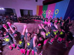 Espect&aacute;culo de coreograf&iacute;a ilumin&oacute; al CS 12 de Octubre de Sarand&iacute; Grande