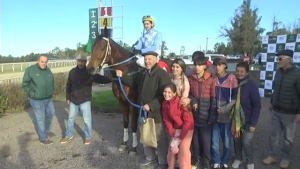 Jockey oriundo de Sarand&iacute; Grande Pablo Joaqu&iacute;n Menyou gan&oacute; hoy nuevo premio en Hip&oacute;dromo de Florida
