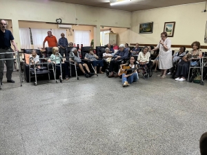 Folclorista Luc&iacute;a Vi&ntilde;a llev&oacute; su m&uacute;sica a Hogar de Ancianos en comienzo de visitas a residenciales de adultos mayores de Sarand&iacute; Grande